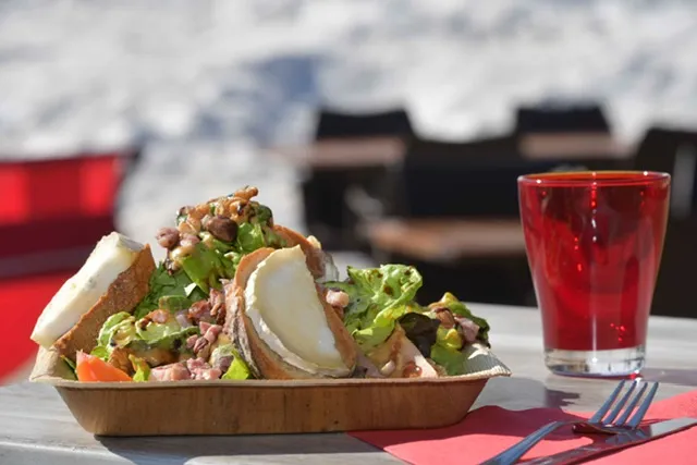 Salade de chèvre chaud lardons croûtons servis sur une belle terrasse sur les pistes enneigées