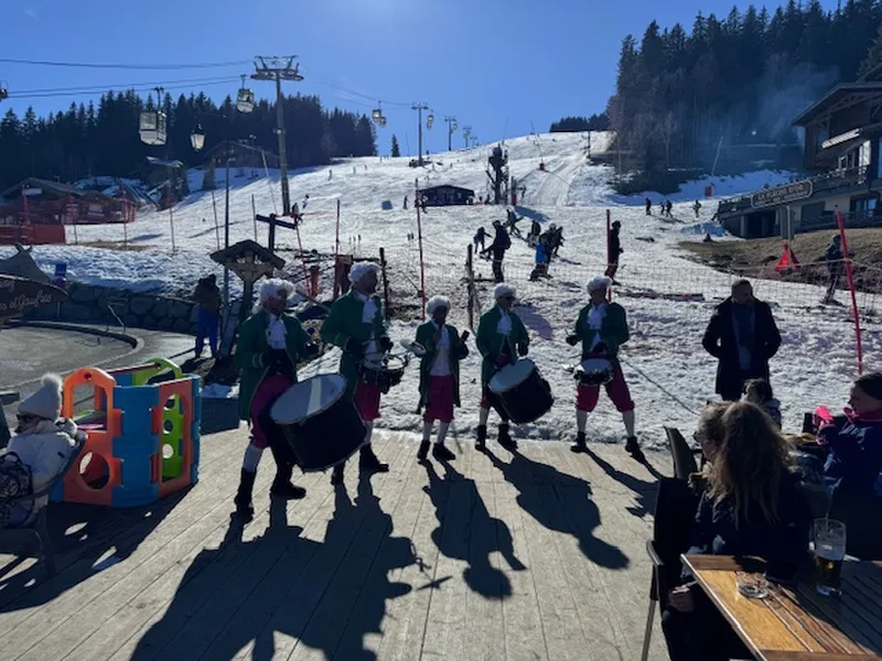 Orchestre remplace sur la terrasse d'un restaurant de montagne vu sur les pistes altitude