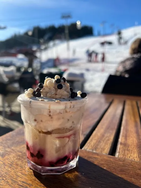 Desserts gourmands aux myrtilles servis en terrasse sur les pistes vues imprenables